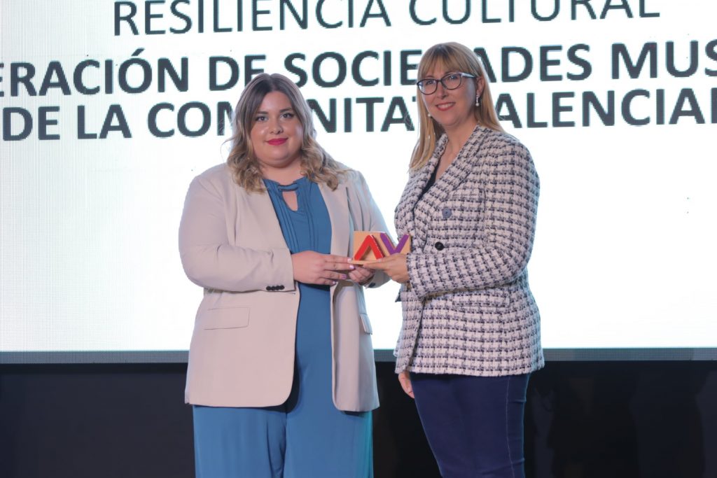 Daniela González recogiendo el premio de manos de Marta Celda