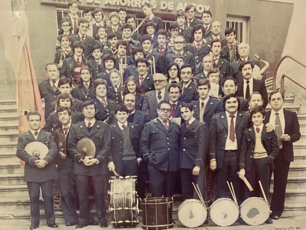 Noviembre-de-1977.-Presentacion-del-nuevo-director-Jose-Miguel-Del-Valle.-Aristides-primera-fila-izquierda.